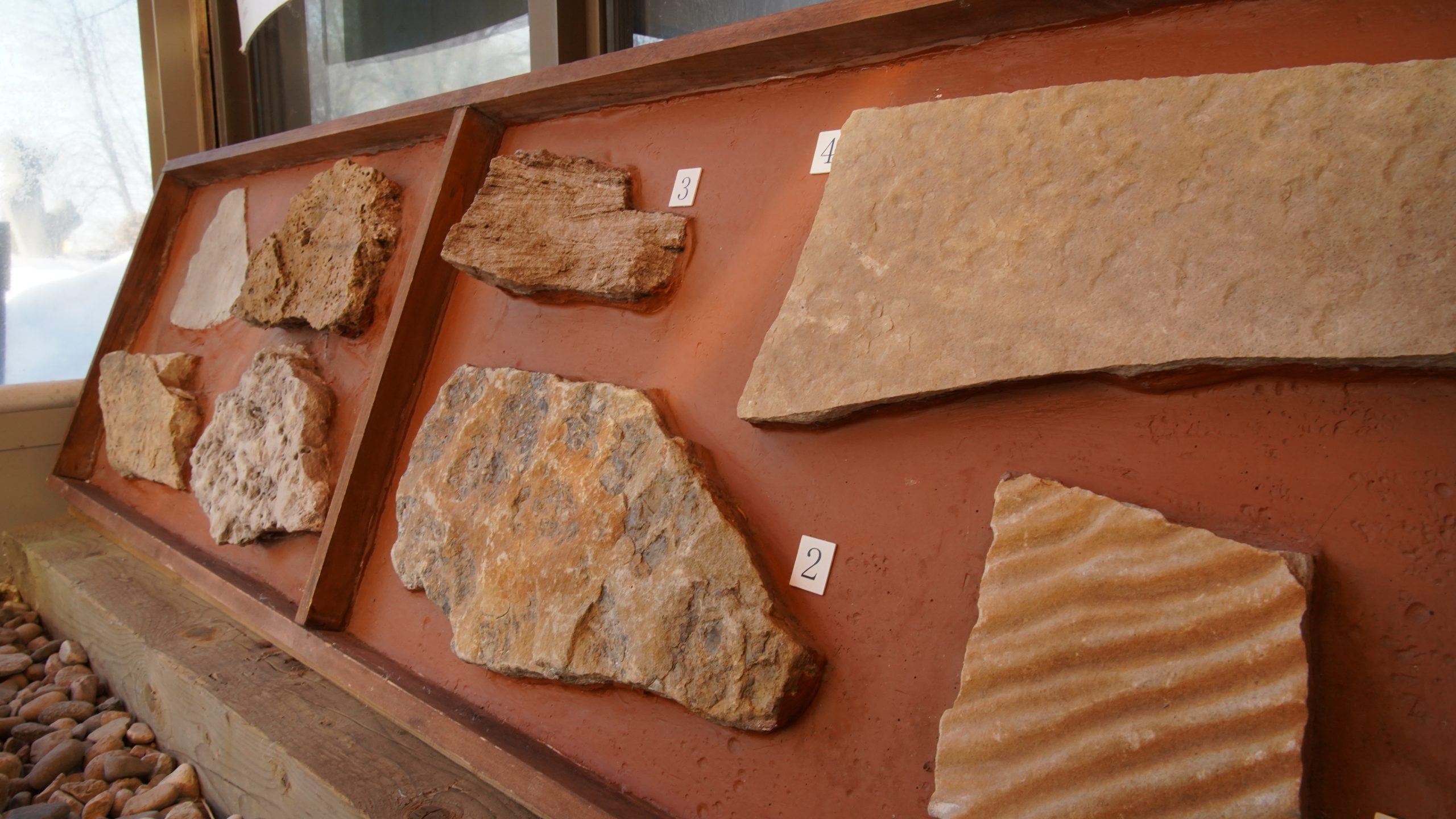 Présentation de quelques roches trouvées sur le site archéologique de Pointe-du-Buisson