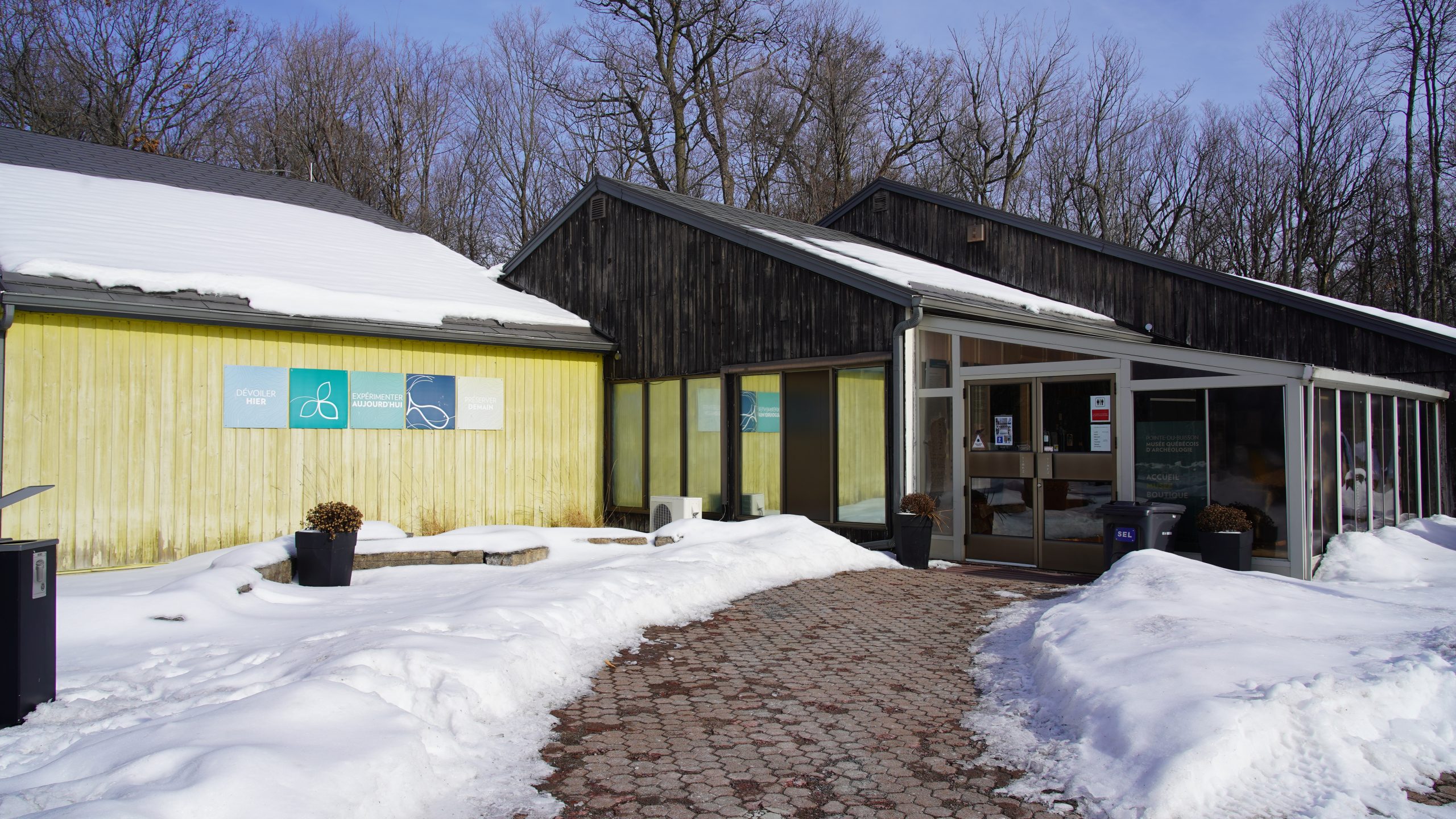 Vue éloignée du Musée d'Archéologie de Pointe-du-Buisson