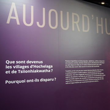 Muraille mauve avec des descriptifs sur ce que sont devenus les villages d'Hochelaga et de Tsiionhiakwatha